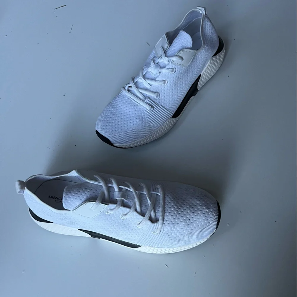 American Eagle Outfitters Men’s White Athletic Sneakers w black accents, Sz 11